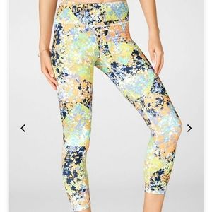 Fabletics Mid-Rise Printed PowerJold Capri size L